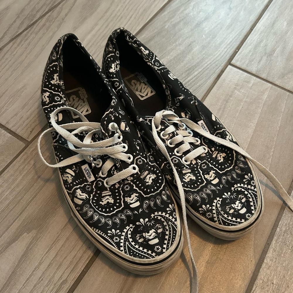 Vans men’s starwars Black and White Sneakers - Picture 4 of 4